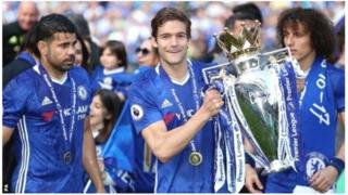 Abakinnyi b'ikipe ya Chelsea bashyikirijwe igikombe cya shampiyona ku kibuga Stamford Bridge on Sunday ku cyumweru