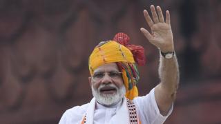 பிரதமர் நரேந்திர மோதியின் தொட்டு தொடரும் தலைப்பாகை பாரம்பர்யம்