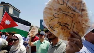 المتظاهرون قاطعوا رئيس النقباء بالهتاف والصفير