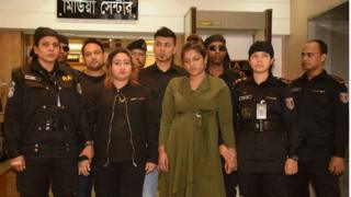 পাপিয়া এবং তার সহযোগীদের আটকের পর গণমাধ্যমের সামনে হাজির করা হয়।