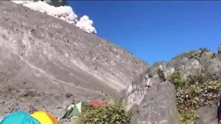 インドネシアのジャワ島にあるムラピ山で、今月11日朝に水蒸気爆発が起きた際、近くでキャンプしていた集団が爆発直後の様子を撮影していた。