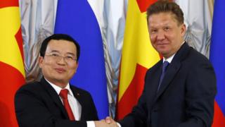 Ông Nguyễn Quốc Khánh và Chủ tịch Gazprom của Nga Alexei Miller tại Moscow tháng Năm năm 2016
