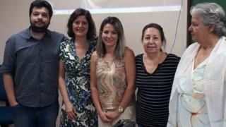 Simone (ao centro) e os professores