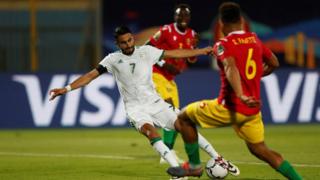 سجل اللاعب رياض محرز هدف الجزائر الثاني