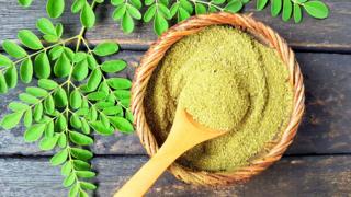 Folhas de moringa e moringa em pó