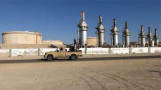 La compagnie pétrolière libyenne Waha Oil accuse des hommes armés d'être à l'origine de l'explosion.