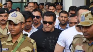 Indian Bollywood actor Salman Khan (C) arrives at the airport in Jodhpur on April 4, 2018 ahead of a verdict in the long-running blackbuck poaching case. Indian actor Salman Khan is accused of poaching the protected blackbuck species in the Jodhpur district of Rajasthan in September 1998, and the two-decade-long case has included co-defendants Sonali Bendre, Saif Ali Khan, Tabu, and Neelam Kothari.