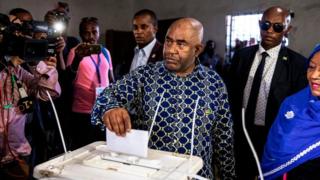 Le président sortant Azali Assoumani en train de voter