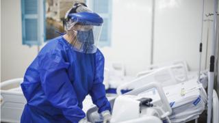 Profissional em hospital de campanha de Recife