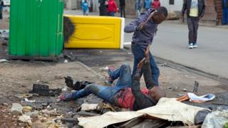 Umugabo wo muri Mozambique ariko arahohoterwa mu karere ka Alexandra mu myiyerekano yo kwiyamiriza abanyamahanga muri Afrika y'epfo mu 2015