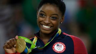 Simone Biles sostiene su cuarta medalla de oro en Río 2016