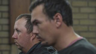 Willem Oosthuizen (G) and Theo Martins Jackson (D) ont tous deux été reconnus coupables
