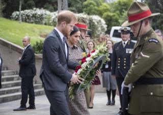 The couple laying a wreath