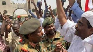 Le Conseil de paix et de sécurité de l'Union africaine a lancé un ultimatum de 15 jours à la junte militaire soudanaise pour qu'elle transfère le pouvoir à une autorité politique dirigée par des civils, sous peine d'être suspendue.