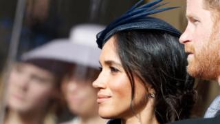 Le prince Harry, duc de Sussex et son épouse Meghan, la duchesse de Sussex, attendent le cortège nuptial après le mariage de la princesse Eugénie de York et de M. Jack Brooksbank à la chapelle Saint-George le 12 octobre 2018 à Windsor, Angleterre