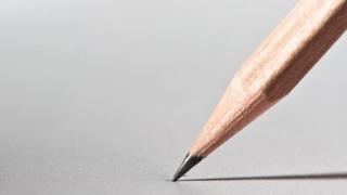 قلم رصاص على ورقة بيضاء