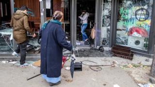 Пішоходи дивляться на зруйновану станцію МакДональдз поблизу Аустерліца