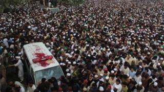 Люди и родственники присутствуют на похоронной церемонии казненного бывшего полицейского охранника Мумтаза Кадри в Равалпинди, Пакистан, 1 марта 2016 года.