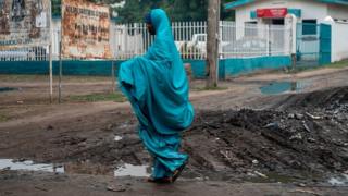 Une femme marche dans la rue après la pluie à Maiduguri (illustration)