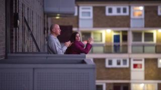 Die Leute klatschen auf den Balkon