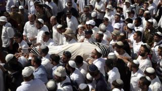 Friends and relatives carry the body of 41-year-old Israeli Nechamia Lavi, who was killed when he rushed to help victims of a knife attack carried out by a Palestinian man (4 October 2015)