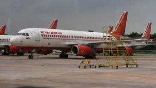Самолеты Air India изображены в международном аэропорту имени Индиры Ганди в Нью-Дели 10 сентября 2018 года.
