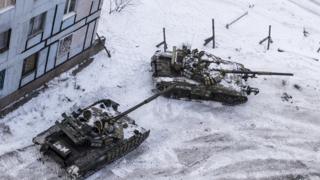 Так выглядит двор жилового дома в Авдеевке сейчас, когда возобновились военные действия
