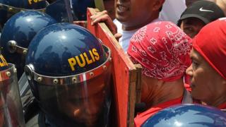 Filipinler'in başkenti Manila'da polis ile işçiler 1 Mayıs kutlamalarında karşı karşıya