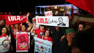 Apoiadores de Lula comemoram decisão do STF em Brasília