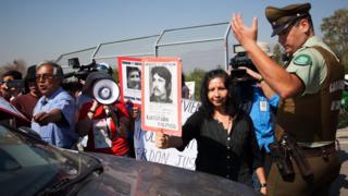 Decenas de familiares de las víctimas protestaron en la entrada del penal Punta Peuco mientras se celebraba la misa.