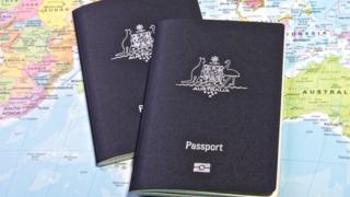 Общее изображение двух австралийских паспортов на карте мира