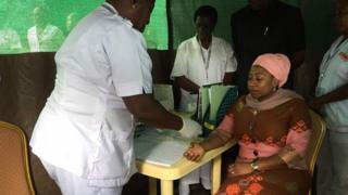 Umushikiranganji w'amagara y'abantu muri Tanzania Ummy Ali Mwalimu n'umwe mubatanguye kwipimisha umugera wa Sida mu gisagara ca Dodoma.