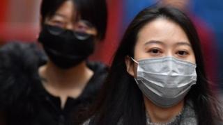 人们都戴上了口罩,以防传染。