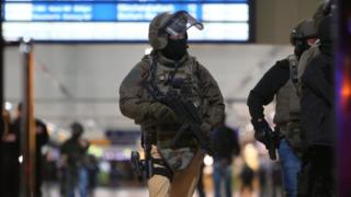 Düsseldorf'da devriye gezen polis ve askerler