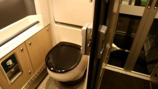 Эти туалеты - размером с те, которыми мы пользуемся в авиалайнерах