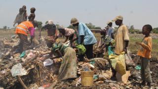 Mu gisagara cya Bujumbura hari abantu babeshejweho no gutora ivyo kurya canke amakara mw'iyarara kubera ubukene.