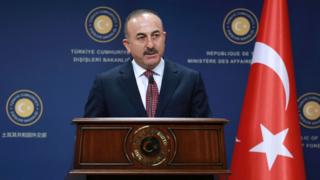 Dışişleri Bakanı Çavuşoğlu bakanlık kürsüsünde konuşuyor.