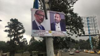 የፕሬዝዳንት ካጋሜ እና የጠ/ሚኒስትር አብይ ፎቶ በአዲስ አበባ ጎዳና