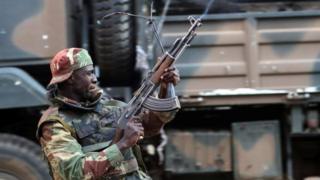 Abasirikare barashe amasasu nyayo mu gutandukanya abigaragambyaga mu murwa mukuru Harare