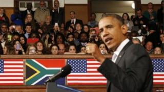 Le président Barack Obama, s'adressant en juin 2013 à des étudiants de l'Université de Cape Town, en Afrique du Sud, leur demande de sauvegarder l'héritage de Nelson Mandela.