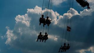 Personas en el parque de atracciones Prater, en Viena.