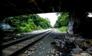 El tren se aproxima y a los costados se ve "El Campamento".