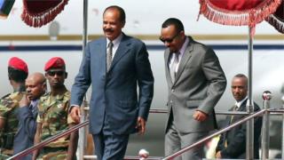 Issaias Afeworki (en constume bleu foncé) doit assister à la réouverture de l'ambassade de son pays à Addis Abeba.