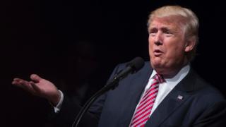 Donald Trump Virginia'da kürsüden konuşuyor.