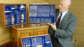 Yr arwerthwr David Roger Jones gyda'r cyllyll a ffyrc