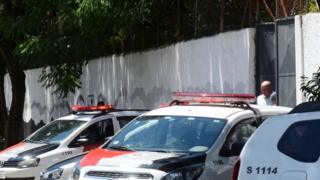 Porta da escola em Suzano (SP) com viaturas policiais