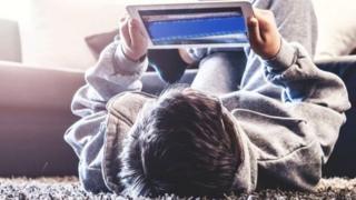 کامپیوتر و تبلت و تلفن هوشمند بیشتر از تلویزیون وقت بچههای امروزی را میگیرد