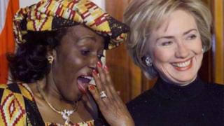 Nana Konadu Agyeman Rawlings (i bubamfu) yizeye gushika ku vyananiye Hillary Clinton (i buryo) muri Amerika