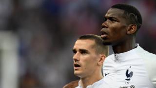 Paul Pogba con el pelo muy corto y una figura rapada en el lado izquierdo
