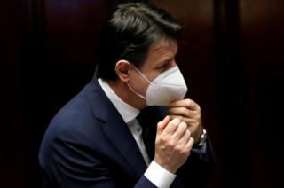 Le Premier ministre italien Giuseppe Conte porte un masque facial à Rome, en Italie, le 21 avril 2020.